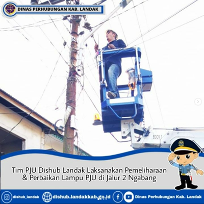 Tim Pju Dinas Landak Melaksanakan Kegiatan Pemeliharaan Dan Perbaikan Lampu Penerangan Jalan Umum Di Jalur 2 Ngabang