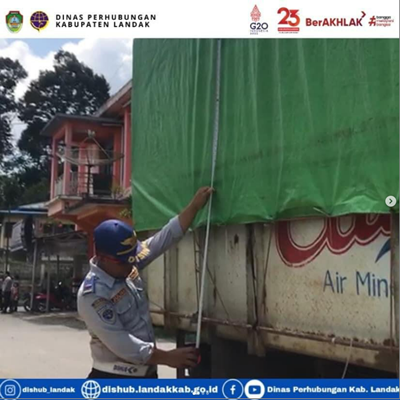 Dishub Landak Melaksanakan Kegiatan Pemeriksaan Kendaraan Over Dimensi Over Load (odol) Yang Bertempat Di Jalan Raya Simpang Aur- Sebangki, Desa Aur Sampuk Kecamatan Sengah Temila